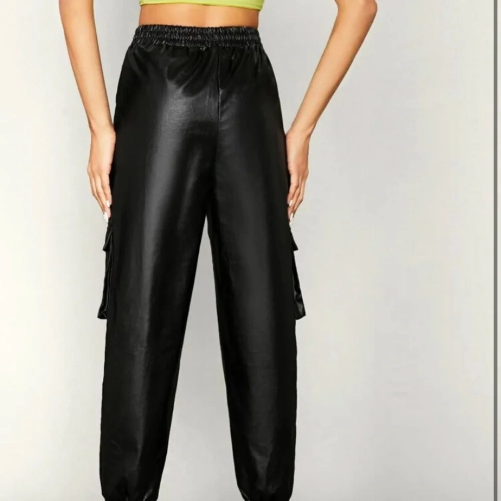 Nwt SHEIN Black Faux Leather Cargo Pants L - Picture 3 of 7